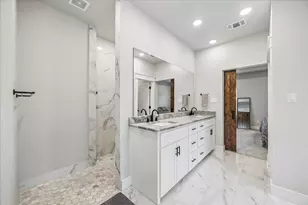 111 Creekside Ln, Lake Jackson, TX 77566 - Photo 17