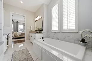 933 Blackshire Ln, Houston, TX 77055 - Photo 11