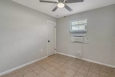 4718 Carmen Street #B, Houston, TX 77033 - Photo 7