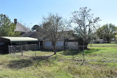315 N Avenue D, Waelder, TX 78959 - Photo 39