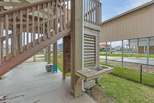 858 E Rd, Crystal Beach, TX 77650 - Photo 17
