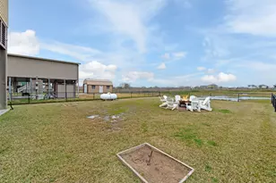 858 E Rd, Crystal Beach, TX 77650 - Photo 13