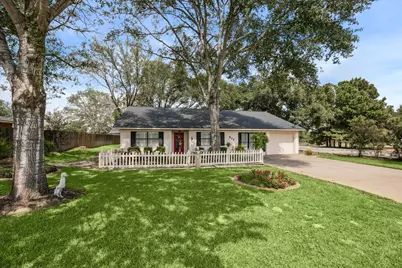 806 W Hacienda, Bellville, TX 77418 - Photo 1