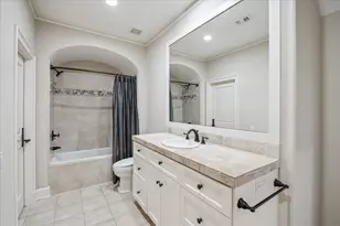601 Lindenwood Dr, Houston, TX 77024 - Photo 25