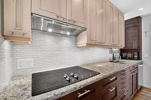 3621 Yupon St, Houston, TX 77006 - Photo 9