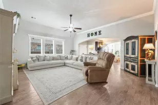 221 Gigi Pl, Alvin, TX 77511 - Photo 3