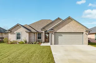 344 Yorktown Ave, Clute, TX 77531 - Photo 1