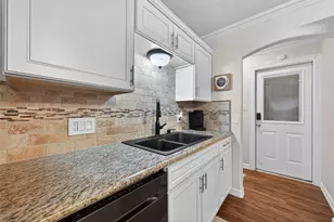 2306 Bunton Dr, El Campo, TX 77437 - Photo 9