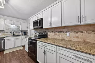 2306 Bunton Dr, El Campo, TX 77437 - Photo 11
