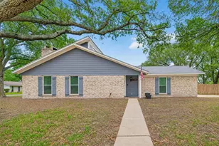 2306 Bunton Dr, El Campo, TX 77437 - Photo 1