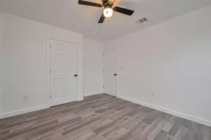 9003 Hilda St, Houston, TX 77033 - Photo 9