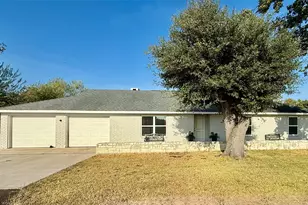 407 Lakeview Dr, Wallis, TX 77485 - Photo 1