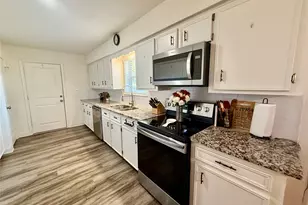 407 Lakeview Dr, Wallis, TX 77485 - Photo 9