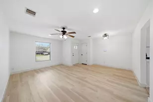 61 Trenwood Ln, Houston, TX 77022 - Photo 3