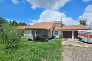 712 Oak Ave, Highlands, TX 77562 - Photo 1
