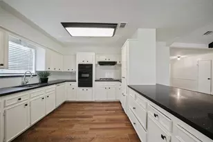 719 Thornwood Dr, Shenandoah, TX 77381 - Photo 13