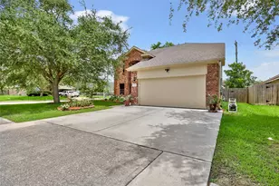 8038 Echinacea Dr, Baytown, TX 77521 - Photo 3