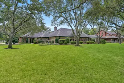 203 W Spreading Oaks Avenue, Friendswood, TX 77546 - Photo 3