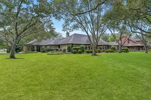 203 W Spreading Oaks Ave, Friendswood, TX 77546 - Photo 3