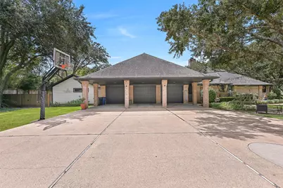 203 W Spreading Oaks Avenue, Friendswood, TX 77546 - Photo 5