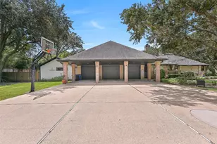 203 W Spreading Oaks Ave, Friendswood, TX 77546 - Photo 5