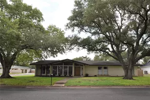 101 N Upton Ave, Schulenburg, TX 78956 - Photo 1