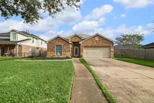 10051 Lynnwood Dr, Baytown, TX 77521 - Photo 1