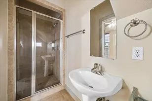 5715 Kiam St, Houston, TX 77007 - Photo 5