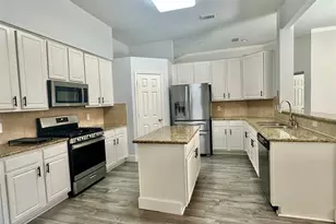 18 S Willow Point Cir, The Woodlands, TX 77382 - Photo 3