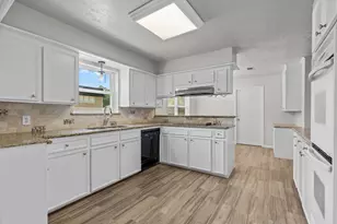 27201 Paula Ln, Conroe, TX 77385 - Photo 9