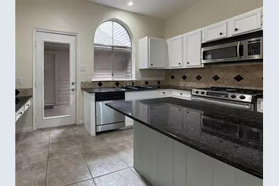 31 N Lakeridge Circle, The Woodlands, TX 77381 - Photo 7