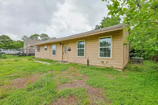 5839 Southurst St, Houston, TX 77033 - Photo 3