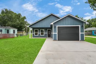 1110 Thrift St, El Campo, TX 77437 - Photo 1