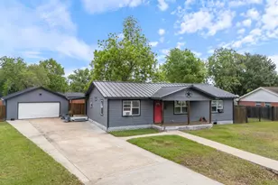 404 E Elizabeth Ave, Palacios, TX 77465 - Photo 3