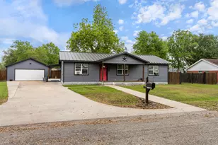 404 E Elizabeth Ave, Palacios, TX 77465 - Photo 1