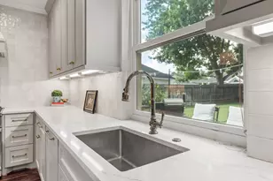 4902 Bend Ct, Sugar Land, TX 77478 - Photo 7