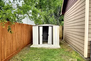 828 E 39th St, Houston, TX 77022 - Photo 19