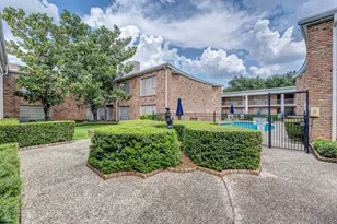 2101 Fountain View Dr, Houston, TX 77057 - Photo 1