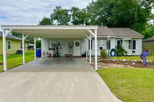 917 Ridgecrest St, Angleton, TX 77515 - Photo 1