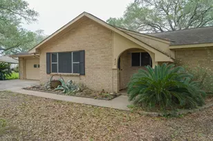 424 Candy St, El Campo, TX 77437 - Photo 3