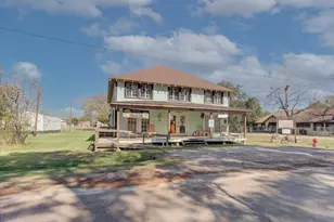 411 Willcox St, Anahuac, TX 77514 - Photo 3