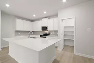 522 Pinot Noir Dr, Alvin, TX 77511 - Photo 3