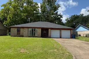 425 Countryside Dr, West Columbia, TX 77486 - Photo 1