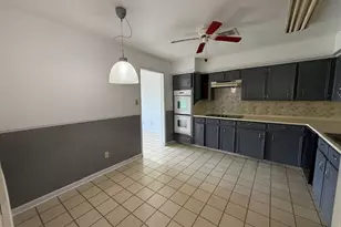 425 Countryside Dr, West Columbia, TX 77486 - Photo 9