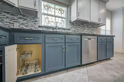 10303 Greenwillow Drive, Houston, TX 77035 - Photo 9