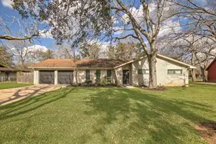 416 Southern Oaks Dr, Lake Jackson, TX 77566 - Photo 1