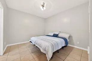 10855 Meadowglen Ln, Houston, TX 77042 - Photo 13