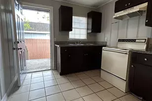 301 W Austin Ave, Pasadena, TX 77502 - Photo 3