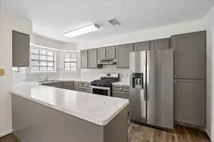 512 Texas St, Tomball, TX 77375 - Photo 3