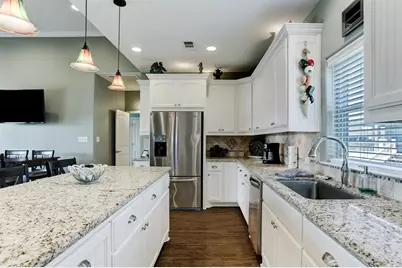 934 S Cove, Crystal Beach, TX 77650 - Photo 13